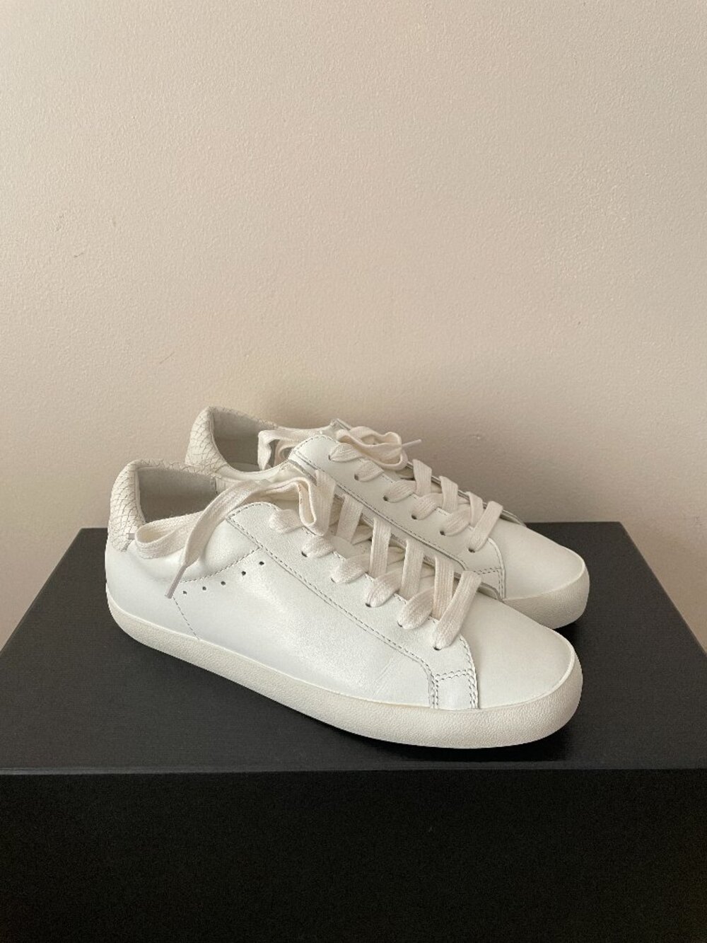 BANANA REPUBLIC Leather Lace Up Sneakers NEW